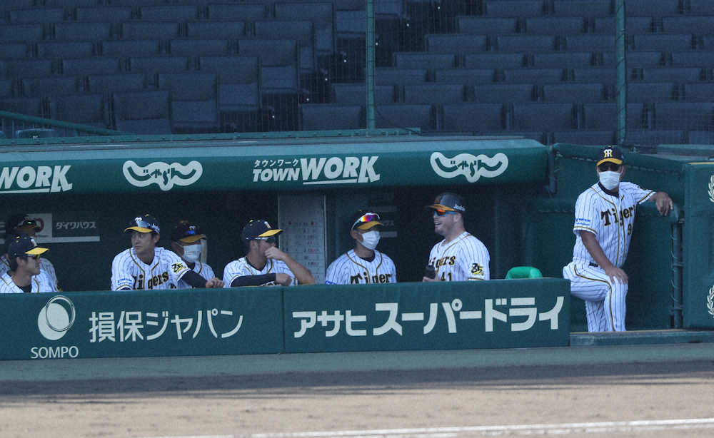 【画像・写真】お待たせ！阪神・ボーア　45打席目で初の対外試合弾　サイレント・トリートメントで祝福され笑顔