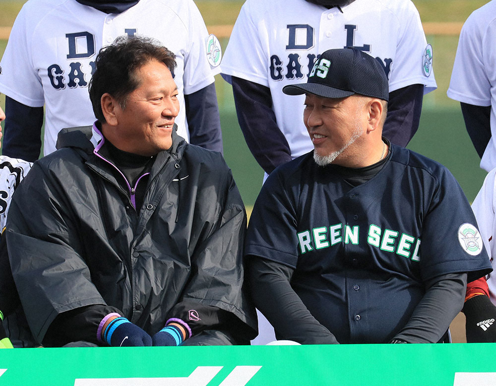 2019年12月、野球教室で談笑する佐々木氏（左）と清原氏