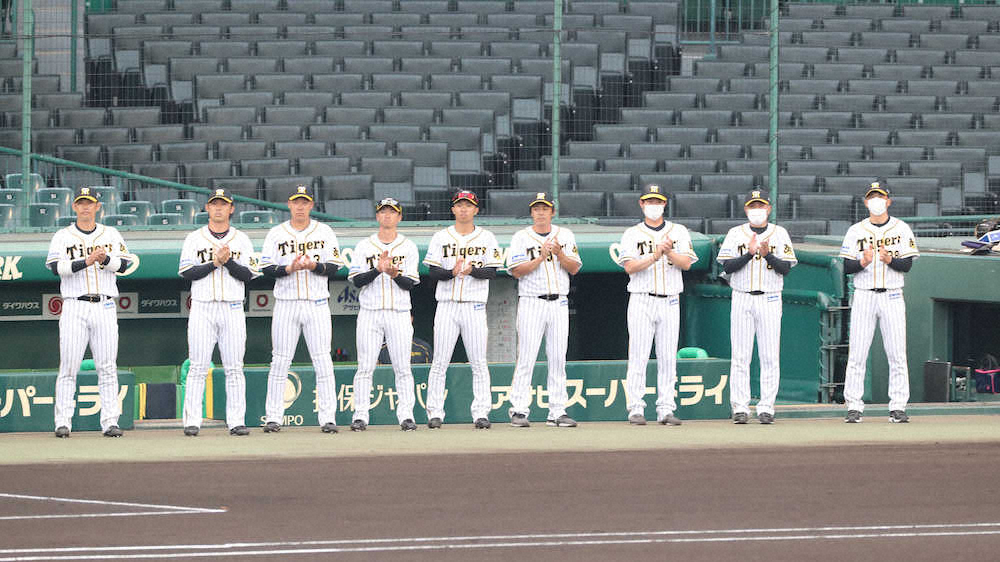 【画像・写真】聖地・甲子園で「フライデーオベーション」選手、監督らベンチ前で拍手送る