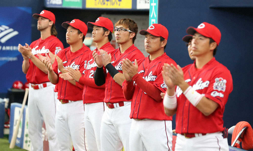 【画像・写真】試合前「フライデーオーベーション」で拍手する広島ナイン（撮影・成瀬　徹）　　　　　　　