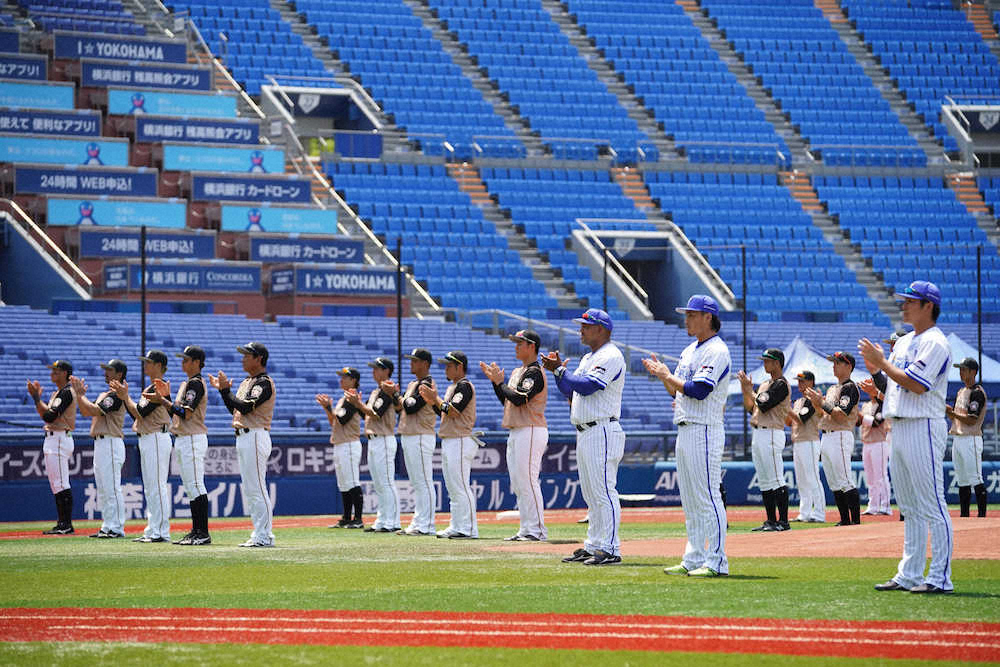 【画像・写真】DeNA－日本ハム練習試合前、医療や介護の従事者へ感謝と敬意を込め拍手を送るラミレス監督と栗山監督ら両軍の選手たち（撮影・会津　智海）