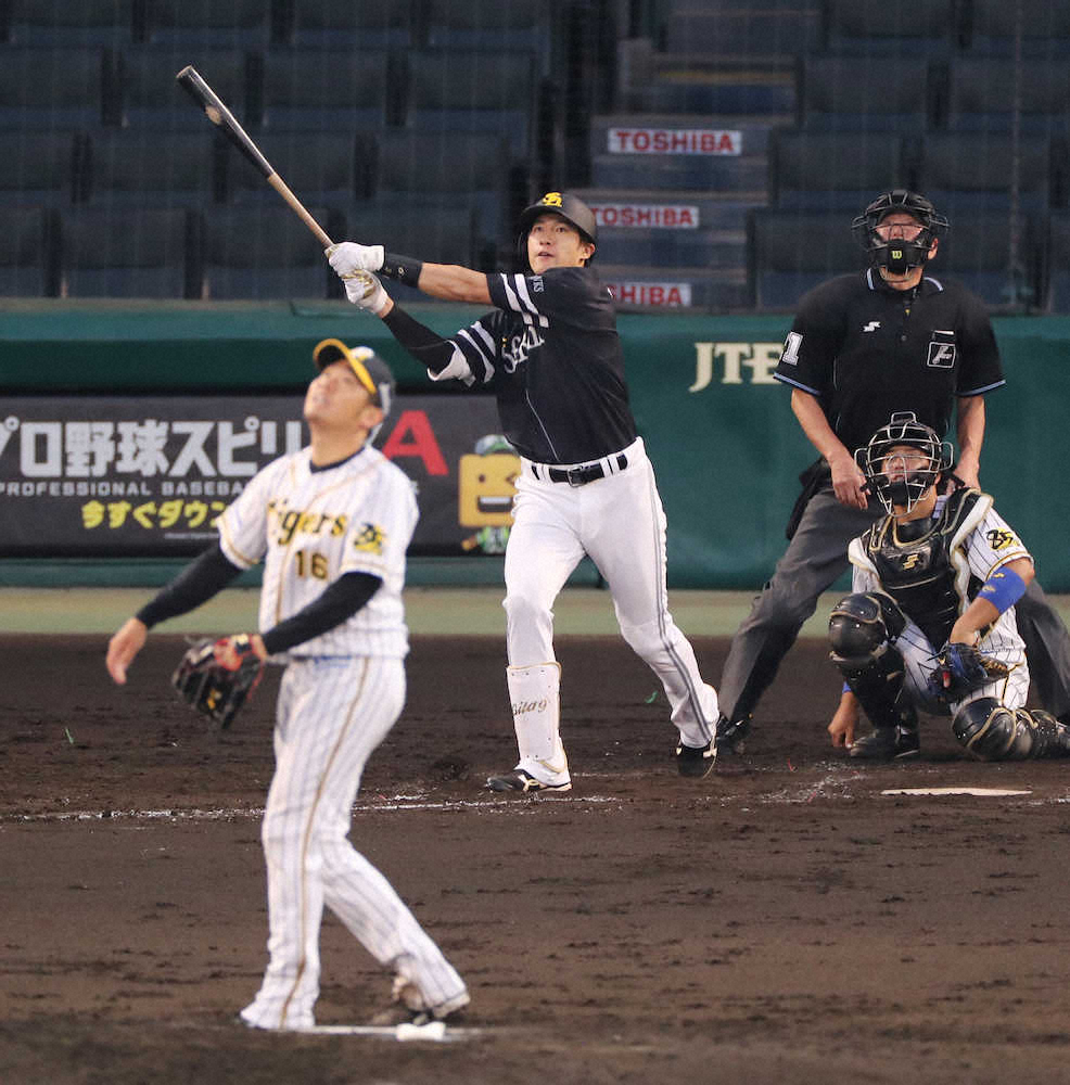 【画像・写真】＜神・ソ＞4回無死、ソフトB・柳田は右中間ソロを放つ（投手・西勇）（撮影・大森　寛明）