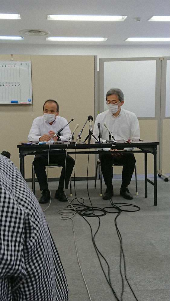 独自大会の開催を発表し、会見する大阪府高野連の吉岡会長（右）と伊原理事長