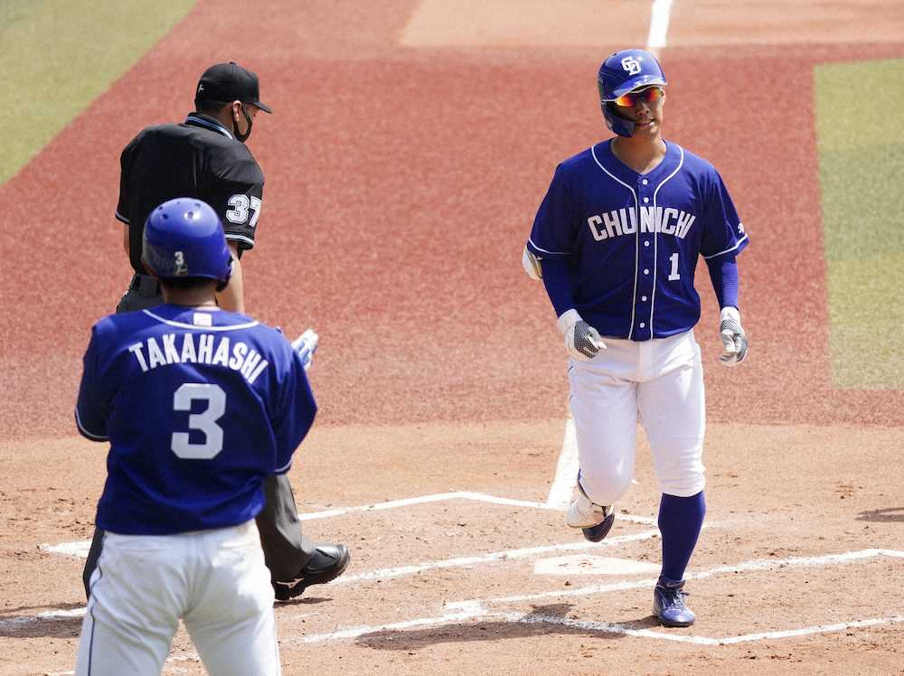 【画像・写真】中日・京田、先制2ラン　140キロ直球を右翼席へ