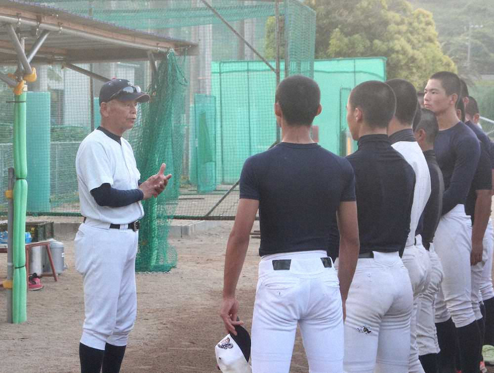 練習の最後に選手に話をする永尾監督（左）