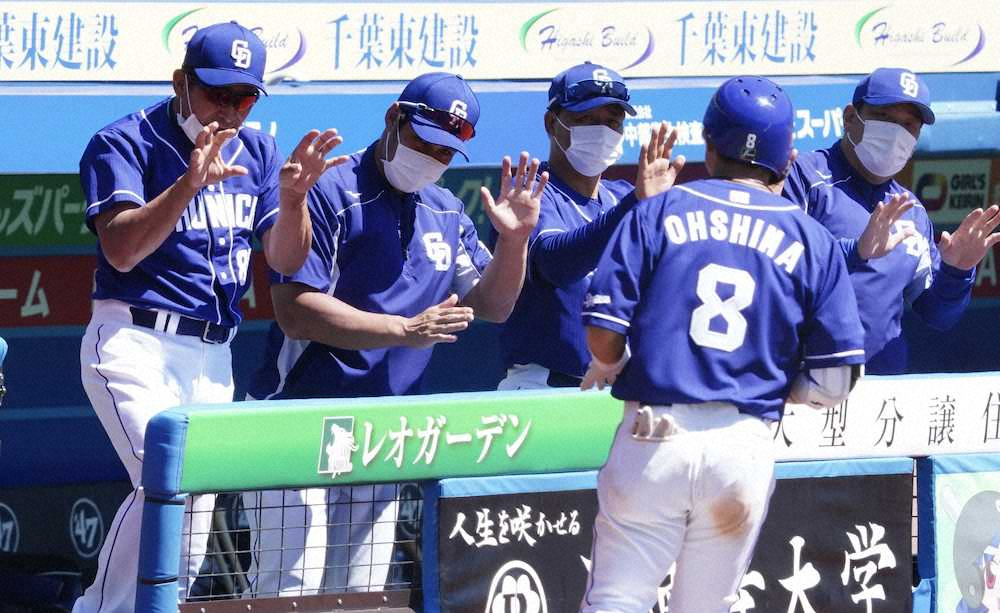 【画像・写真】中日・大島が右越え2ラン　ロッテ岩下の144キロ直球捉え