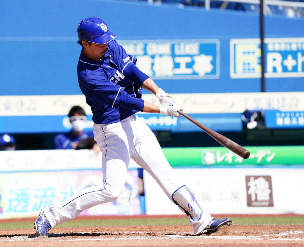 【画像・写真】中日・阿部、リード広げるソロアーチ　「6番・二塁」先発出場