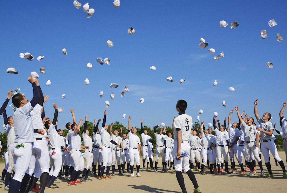 　「2020年甲子園高校野球交流試合（仮称）」の開催が決まり、帽子を投げて喜ぶ日本航空石川の選手たち