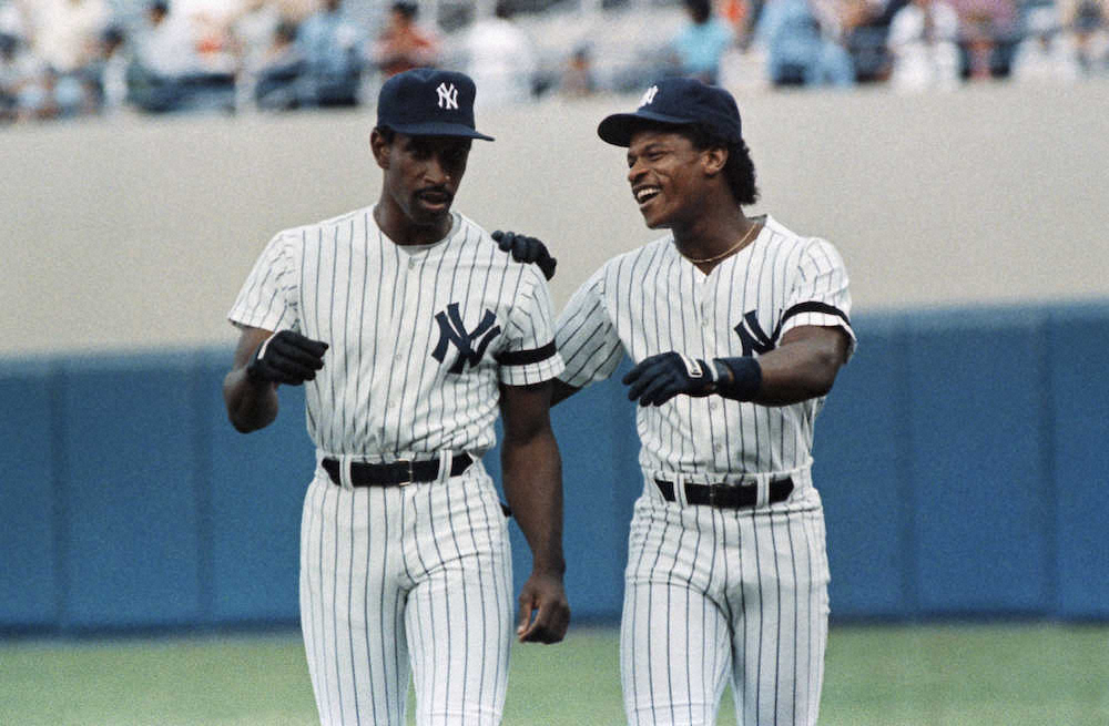 1986年、ヤンキース時代のワシントン氏。右はリッキー・ヘンダーソン氏（AP）