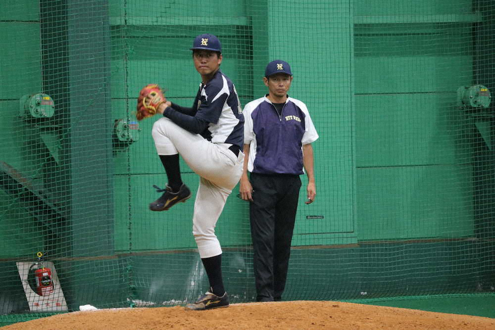 野田投手コーチ（右）の見守る前で投球練習を行うNTT西日本・大江