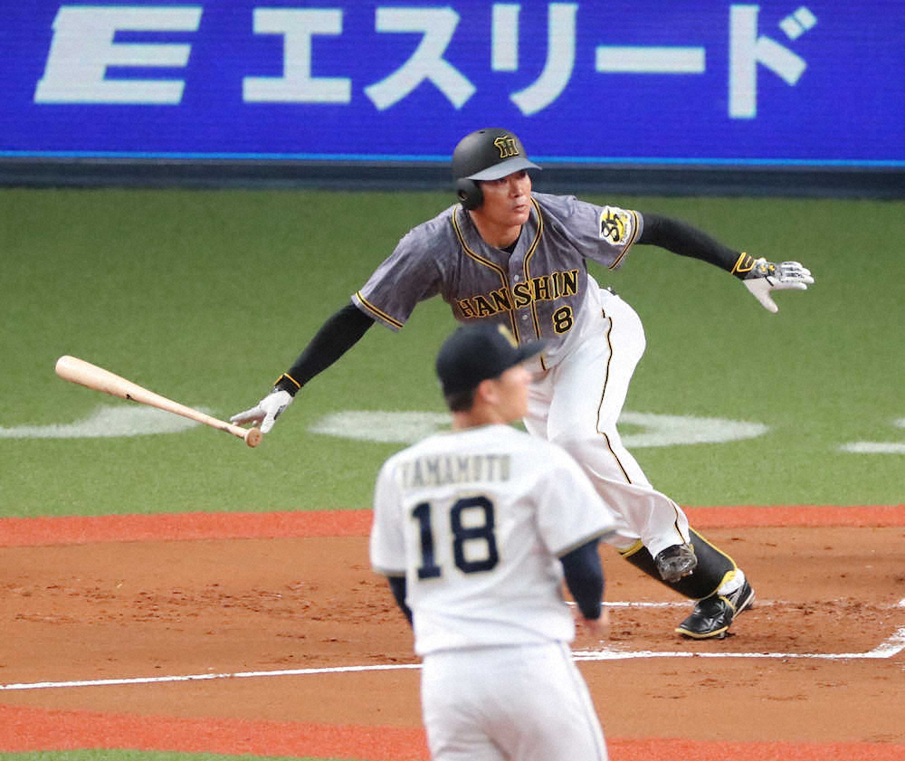 【画像・写真】＜練習試合　オ・神＞初回1死一、二塁、阪神・福留は左線適時二塁打を放つ（撮影・井垣　忠夫）