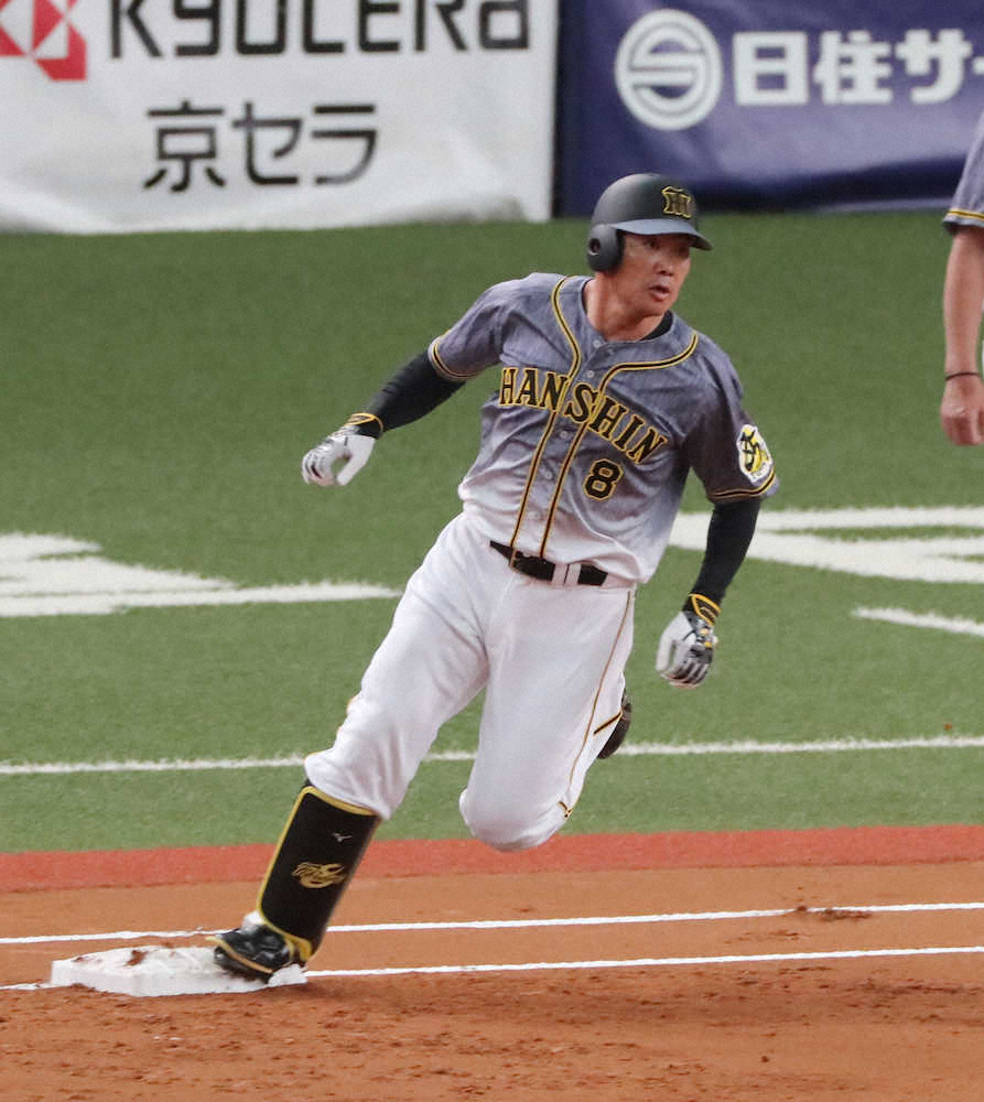 【画像・写真】＜練習試合　オ・神＞初回、左線二塁打を放ち一塁を蹴る阪神・福留（撮影・井垣　忠夫）