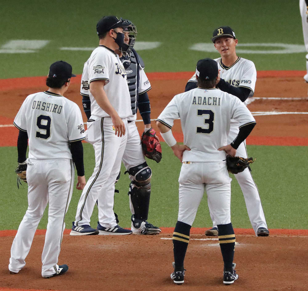 【画像・写真】＜練習試合　オ・神＞初回、立ち上がりに苦しむ山本由伸に駆け寄る平井コーチ（撮影・井垣　忠夫）
