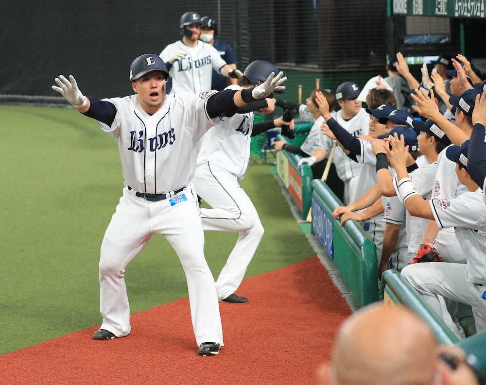 【画像・写真】＜練習試合　西・ロ＞初回1死一、二塁、山川が左越えに3ランを放ちどすこいポーズ（撮影・篠原岳夫）