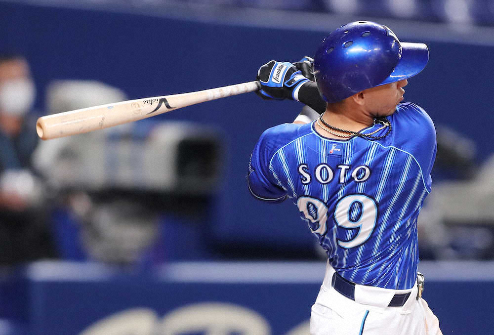 【画像・写真】回表1死、勝ち越しとなる左越えソロを放つDeNAのソト（撮影・椎名　航）