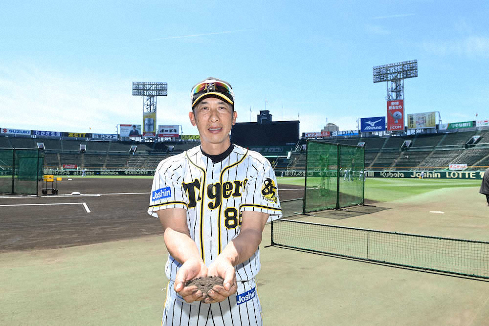 【画像・写真】阪神　選手ら「甲子園の土」集め　サイレン響く中　高校球児への贈呈キーホルダーに使用