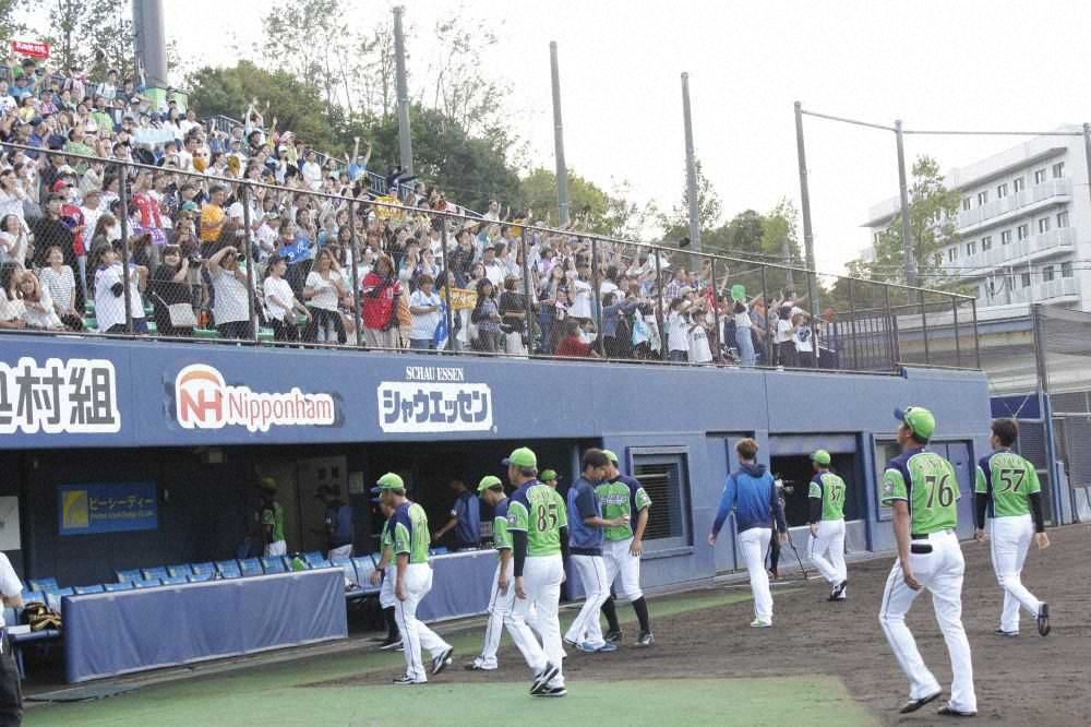 【画像・写真】日本ハム　2軍開幕戦スタンド投げ入れ予定のサインボールプレゼント