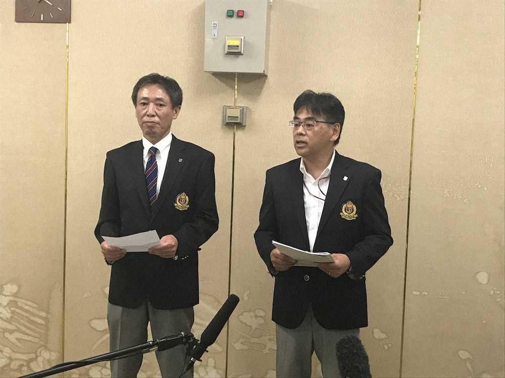 会見する埼玉県高野連の坂上節会長（左）と神谷進専務理事