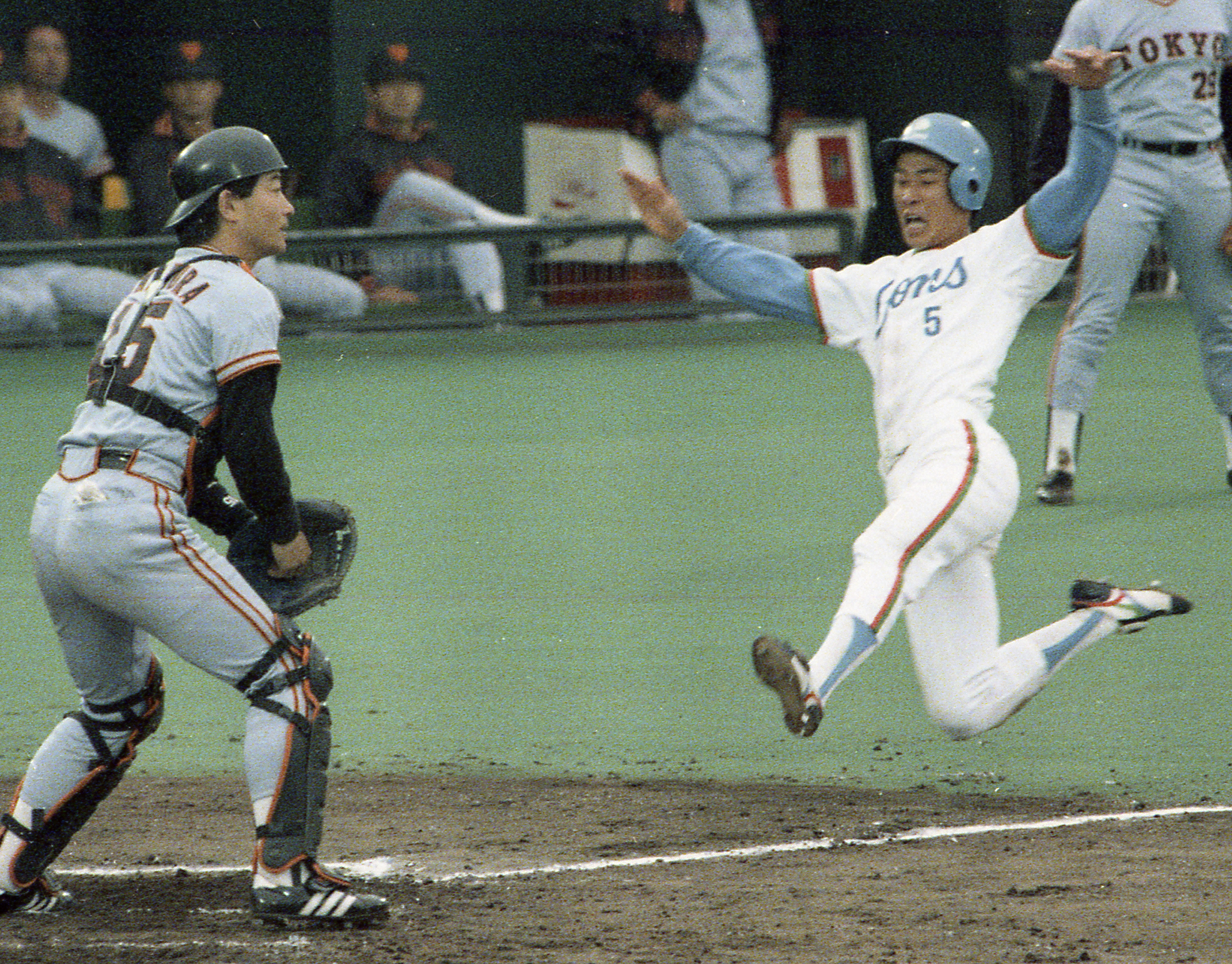ライオンズ70周年の名シーンで1位になった「伝説の走塁」。1987年日本シリーズ第６戦、８回裏２死二塁、秋山の中前打で一塁走者の辻が一挙に生還
