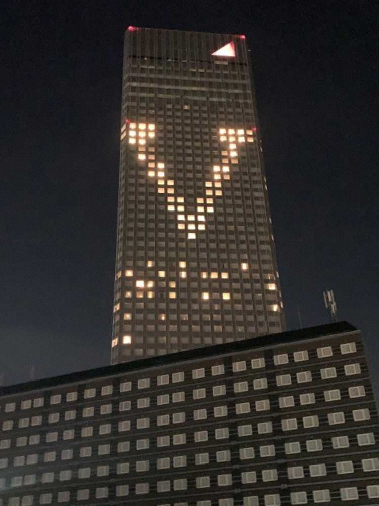 【画像・写真】アパホテル＆リゾート＜東京ベイ幕張＞がロッテ勝利の「V」マークイルミネーションを実施する（球団提供）