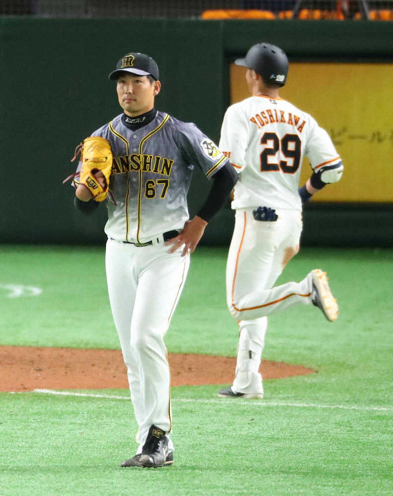 7回1死二塁、岩崎は吉川尚（右）に逆転2点本塁打を浴びる