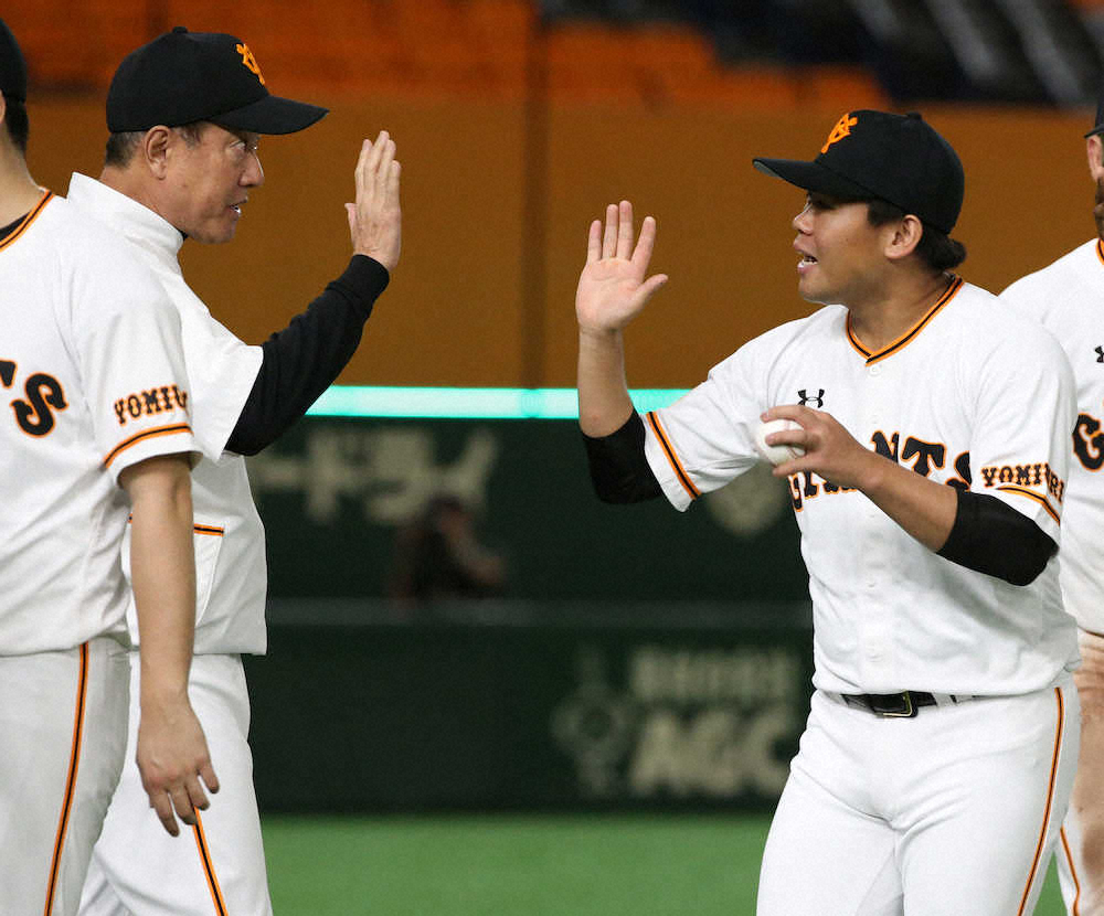 【画像・写真】巨人・原監督　ハツラツ選手に笑顔「シーズンに入ると違うんでしょうかね」満点救援の高木が打線に着火