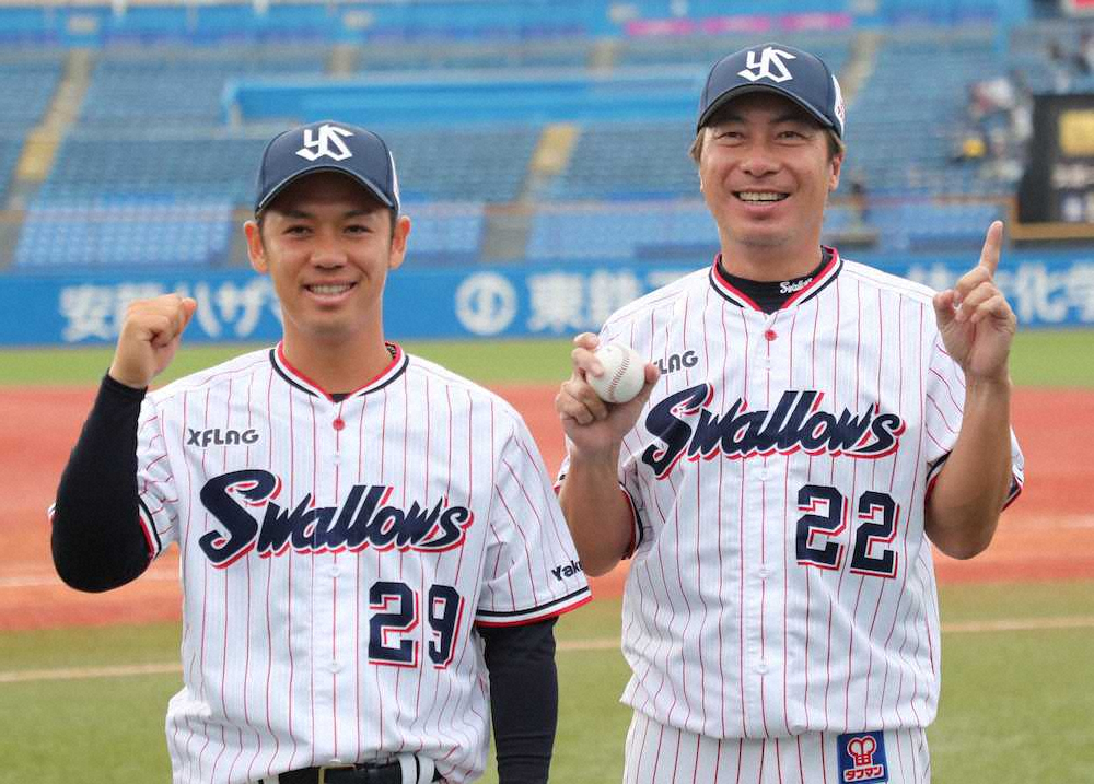 【画像・写真】つば九郎　勝利投手のライアン小川と約束の一本締め　無観客でも「ふぁんのきもちに、こたえるため」