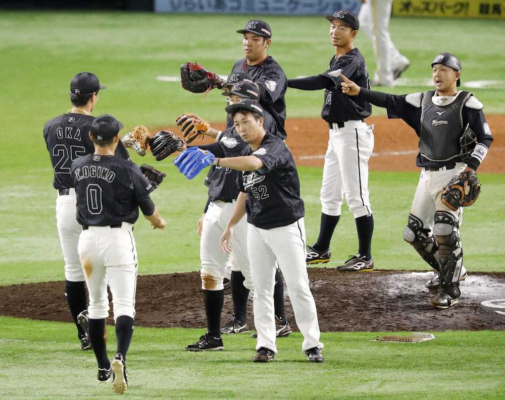 【画像・写真】ソフトバンクに勝利し、喜ぶ鳥谷（右から2人目）らロッテナイン