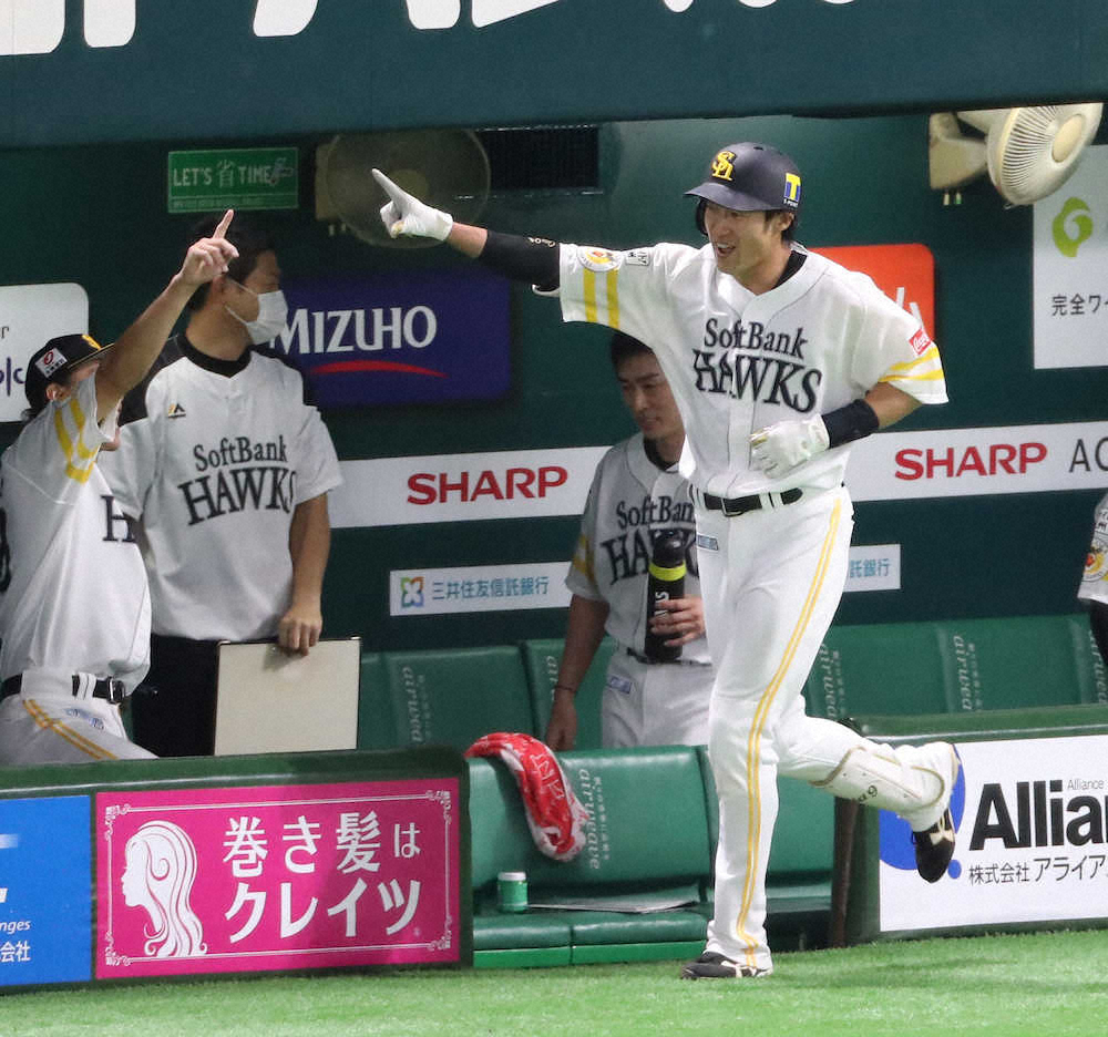 【画像・写真】＜ソ・ロ＞6回無死、同点ソロを放った柳田はナインとエアータッチ（撮影・岡田　丈靖）