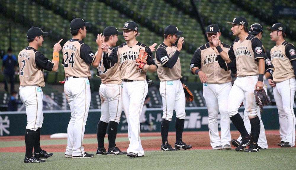 【画像・写真】＜日・西＞西武に勝利し、エアタッチする西川（左から4人目）ら日本ハムナイン（撮影・吉田　剛）