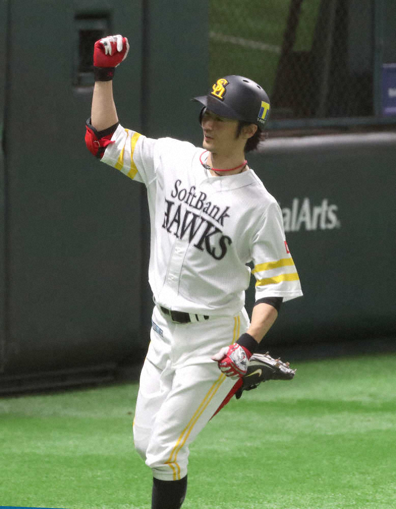 【画像・写真】＜ソ・ロ＞8回2死、右中間越え本塁打を放った明石（撮影・中村達也）