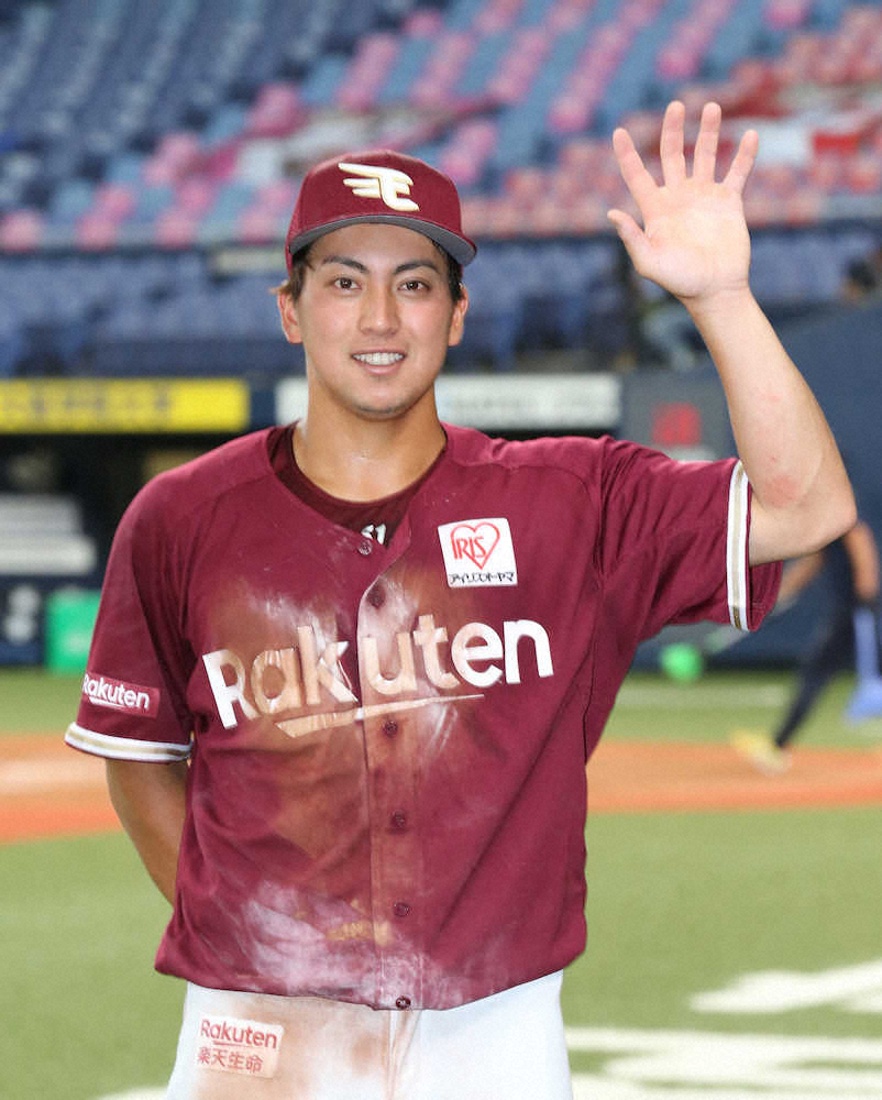 【画像・写真】＜オ・楽＞ヒーローインタビュー後にポーズを決める小郷（撮影・坂田　高浩）