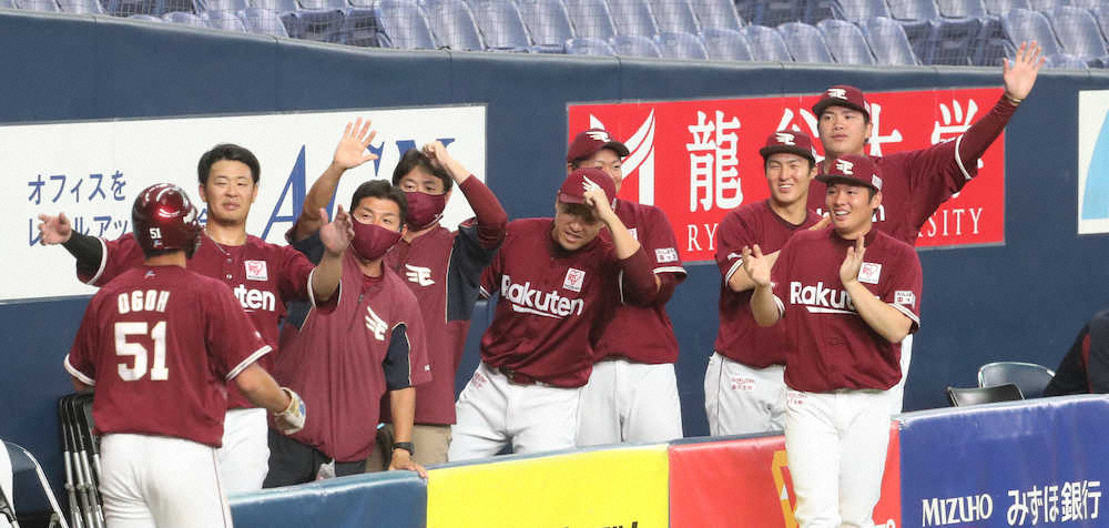 【画像・写真】＜オ・楽＞延長10回、勝ち越しの生還をした小郷（左）を楽天ナインが笑で迎える（撮影・成瀬　徹）　　　　　