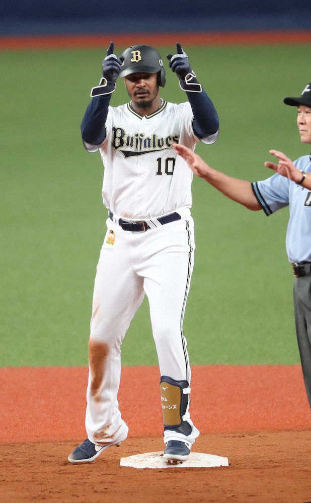 【画像・写真】＜オ・楽＞5回、1死一塁、左中間二塁打を放ったジョーンズ（撮影・成瀬　徹）