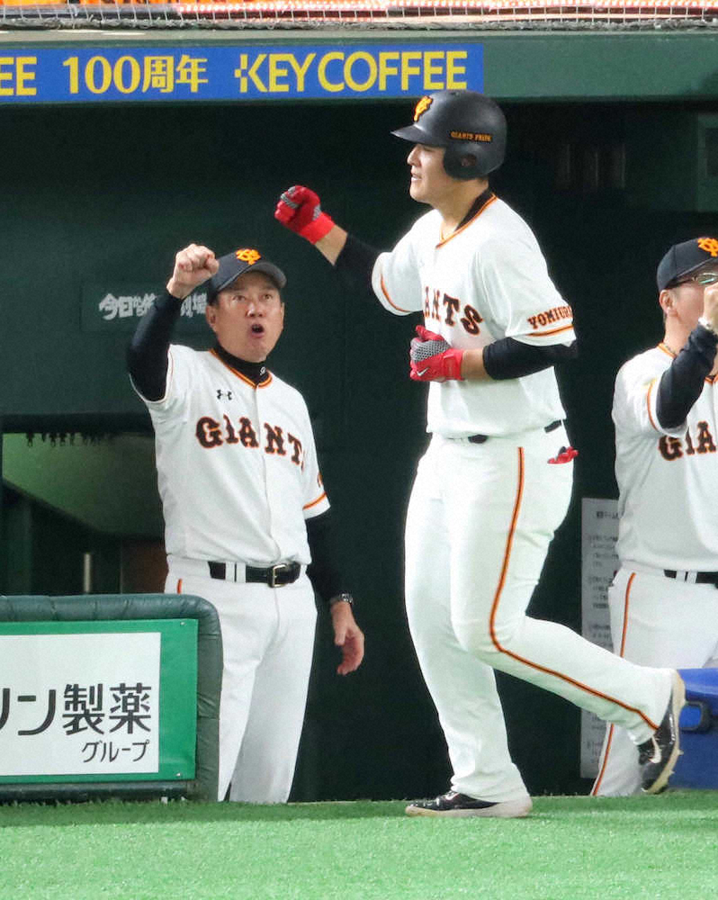 【画像・写真】巨人・岡本　逆方向へ逆転V弾「つなぐ意識で」、原監督も称賛「勢いがついた」