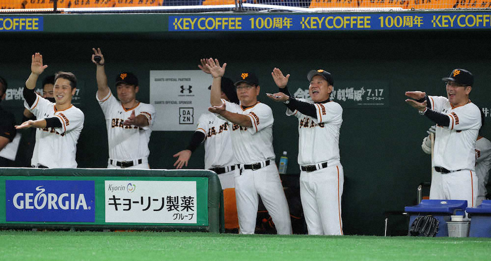 【画像・写真】巨人・パーラ　2戦連発にナイン総立ちシャークダンス！大当たり開幕3連戦で9打数5安打6打点