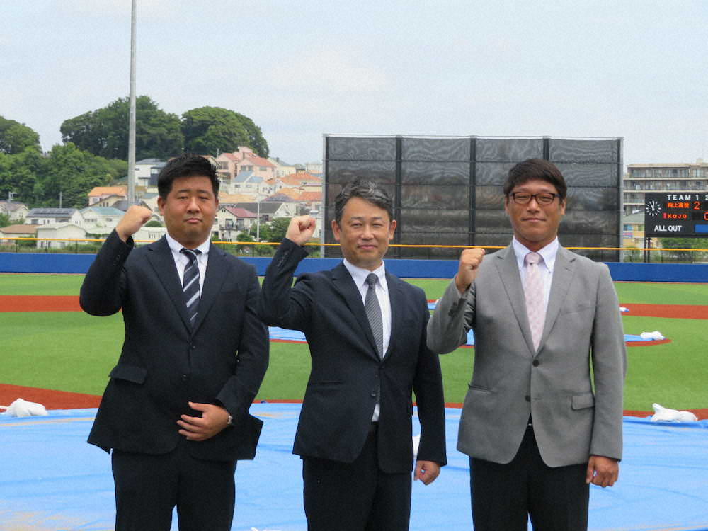 「向上令和グラウンド」竣工式に臨んだ（右から）平田監督、直理校長、坂本部長