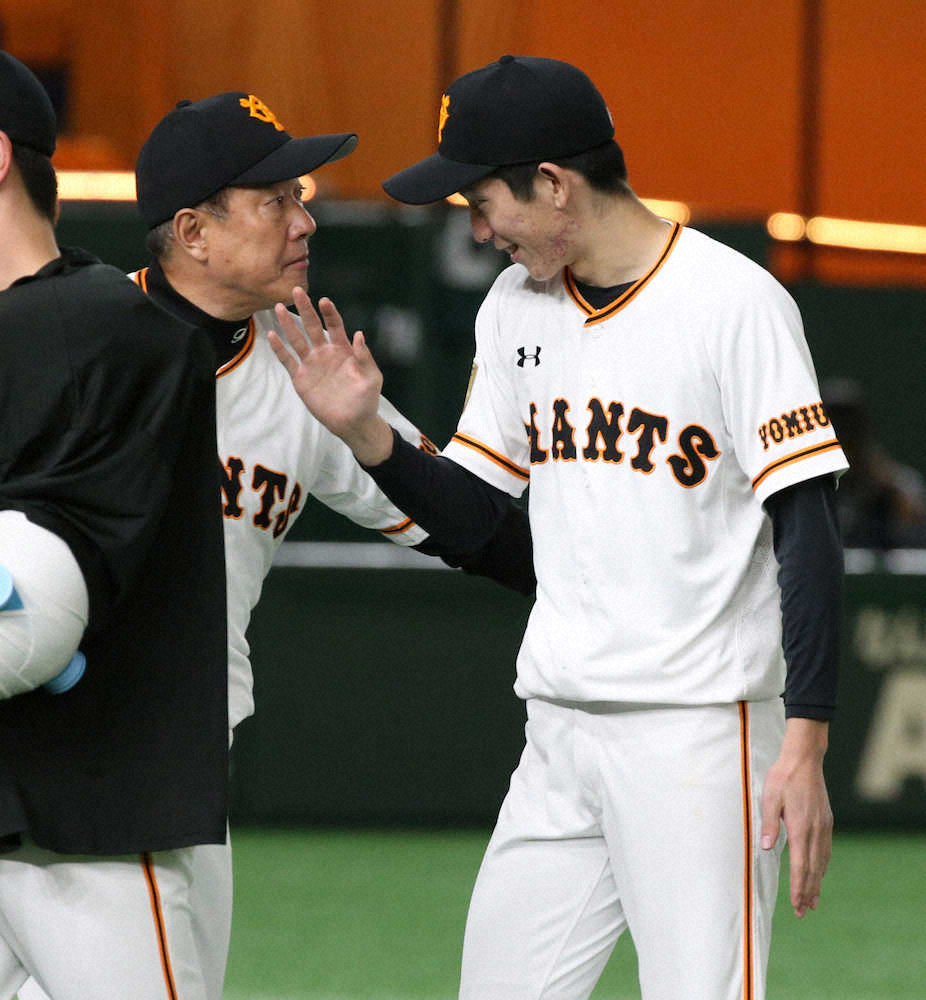 【画像・写真】巨人・原監督　7回途中2失点の20歳・戸郷に笑顔「また次回も先発としてね、投げますね、間違いなく」