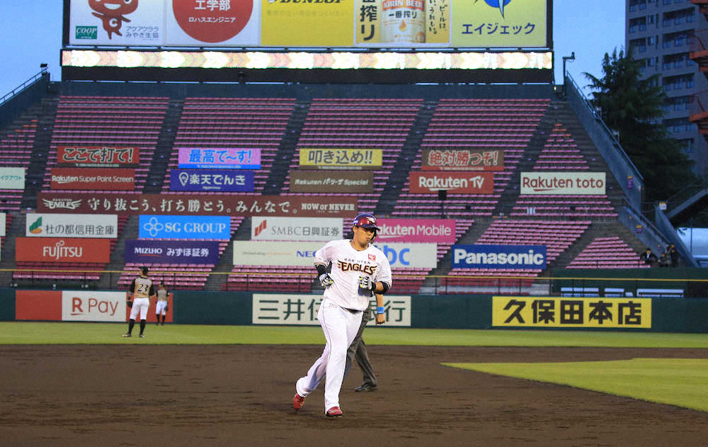 【画像・写真】＜楽・日＞2回無死、ソロ本塁打を放つ楽天・浅村（撮影・白鳥　佳樹）　　