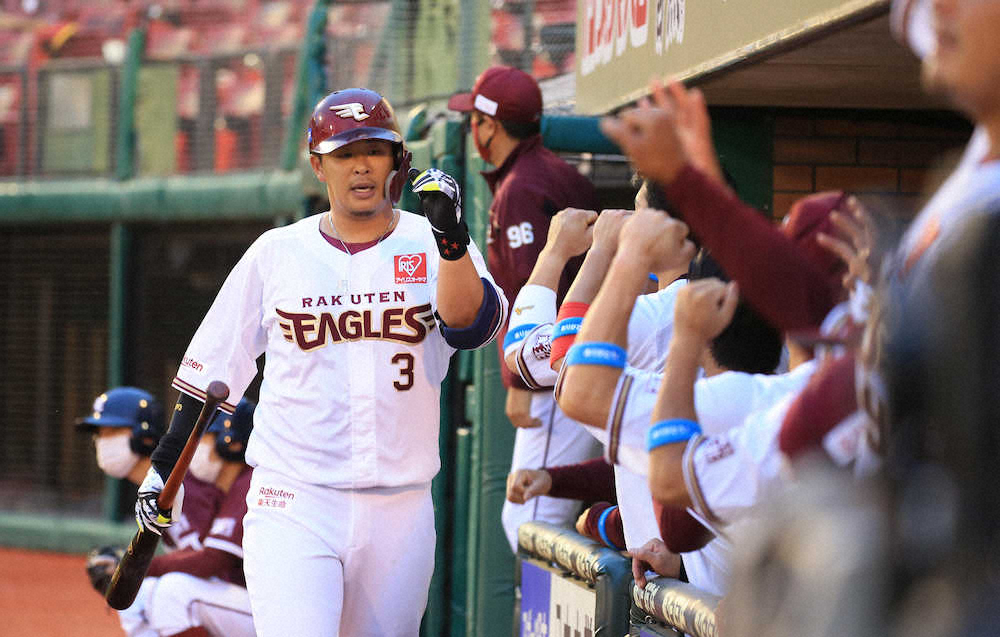 【画像・写真】＜楽・日＞2回無死、ソロ本塁打を放ちエアタッチをかわす楽天・浅村（撮影・白鳥　佳樹）　　