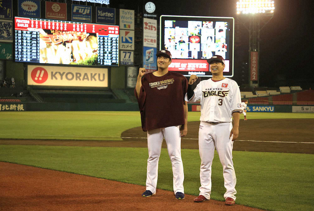 【画像・写真】＜楽・日＞日ハムに勝利し笑顔でガッツポーズする弓削（左）と浅村（撮影・白鳥　佳樹）　　