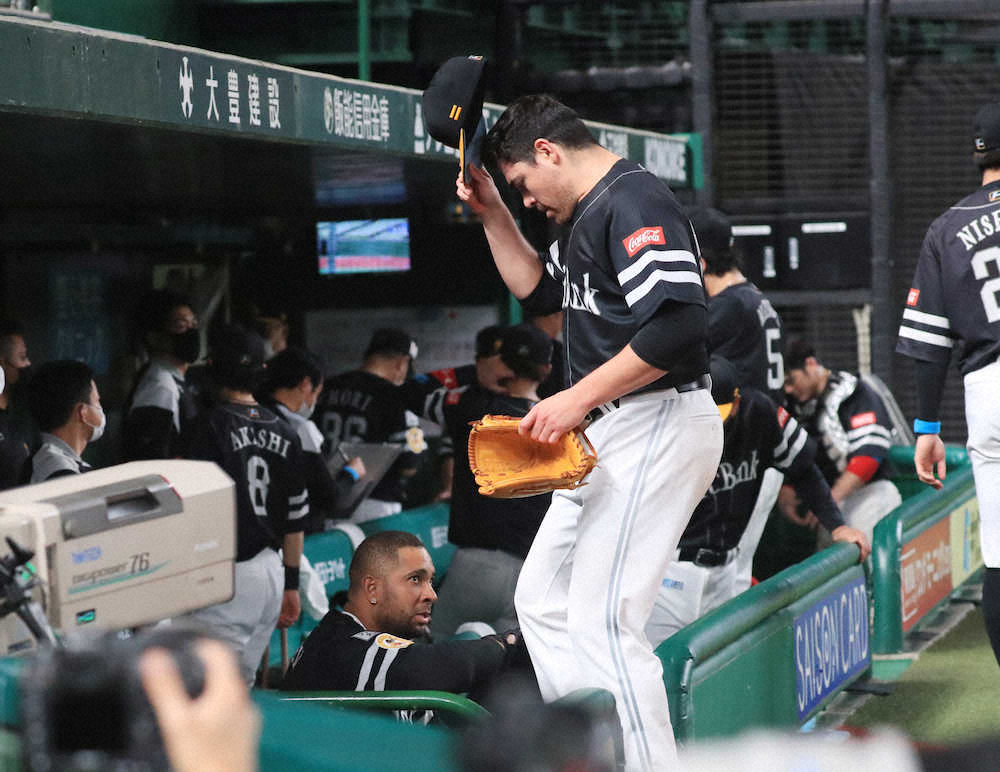 【画像・写真】＜西・ソ＞4回を投げ終えベンチに戻るムーア（撮影・西尾　大助）