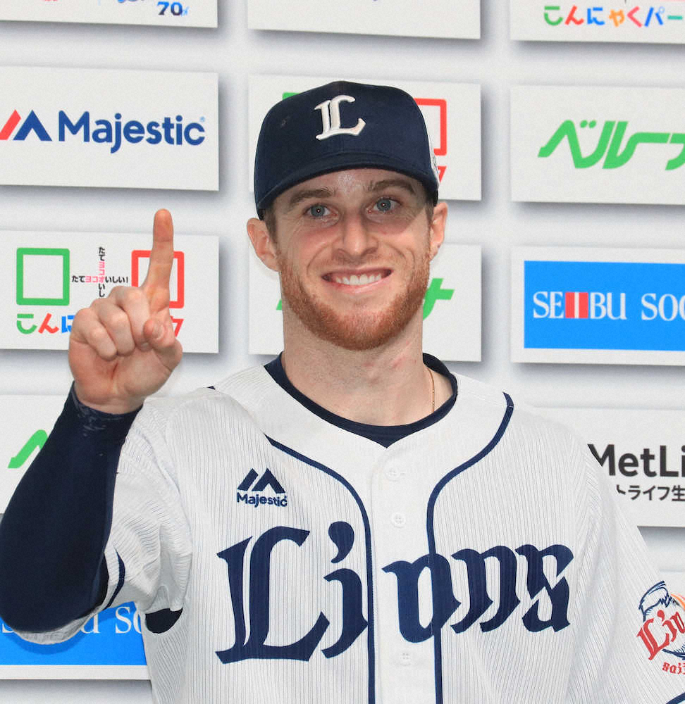 【画像・写真】＜西・ソ＞来日初本塁打を放ったスパンジェンバーグは笑顔で1ポーズ（撮影・尾崎　有希）