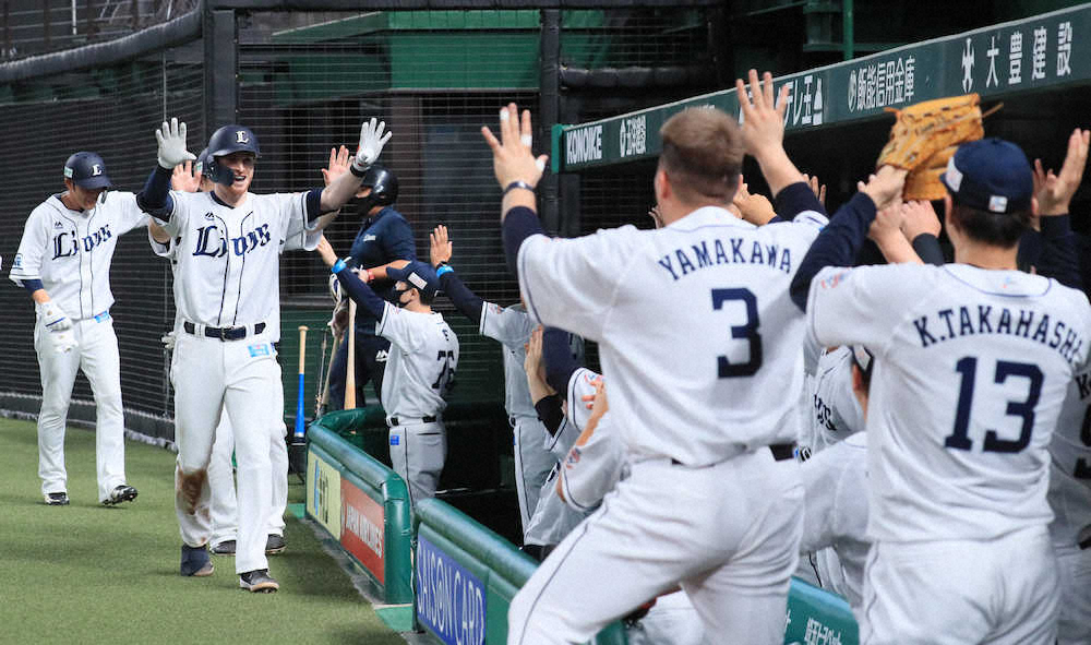 【画像・写真】＜西・ソ＞2回2死満塁、先制の中越え満塁本塁打を放ったスパンジェンバーグ（左から2人目）はチームメートに出迎えられる（撮影・尾崎　有希）