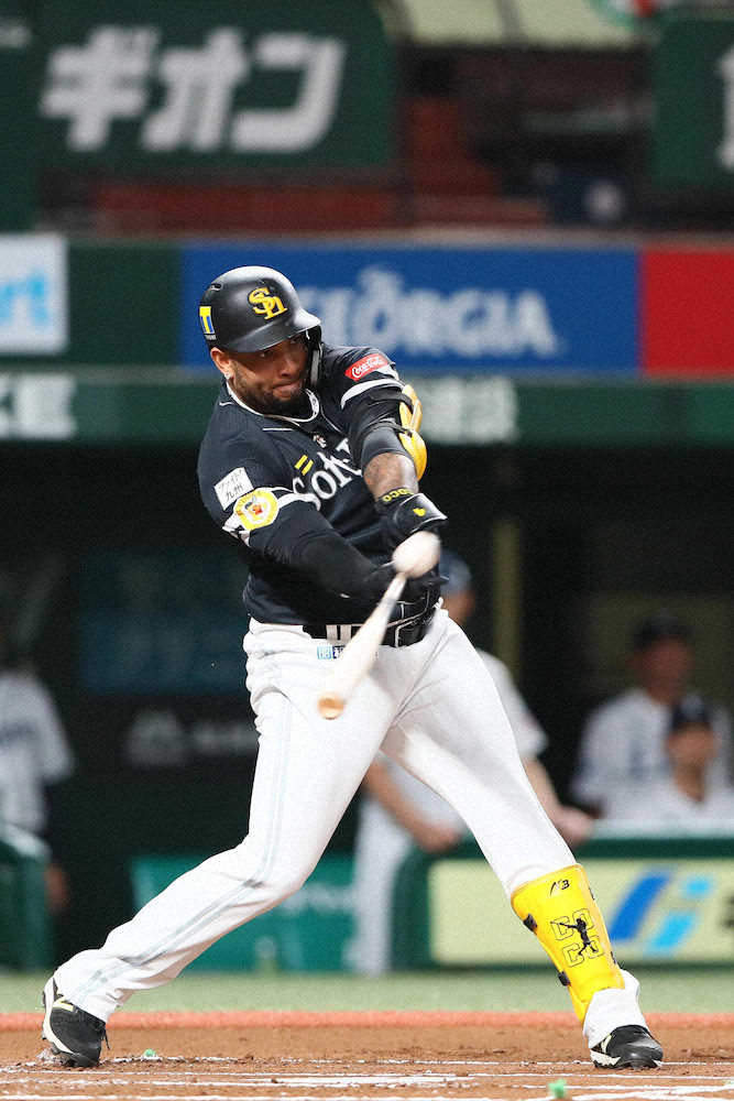 【画像・写真】ソフトB・バレンティン　移籍後初打点、先制犠飛に「ここからどんどん稼がないと」