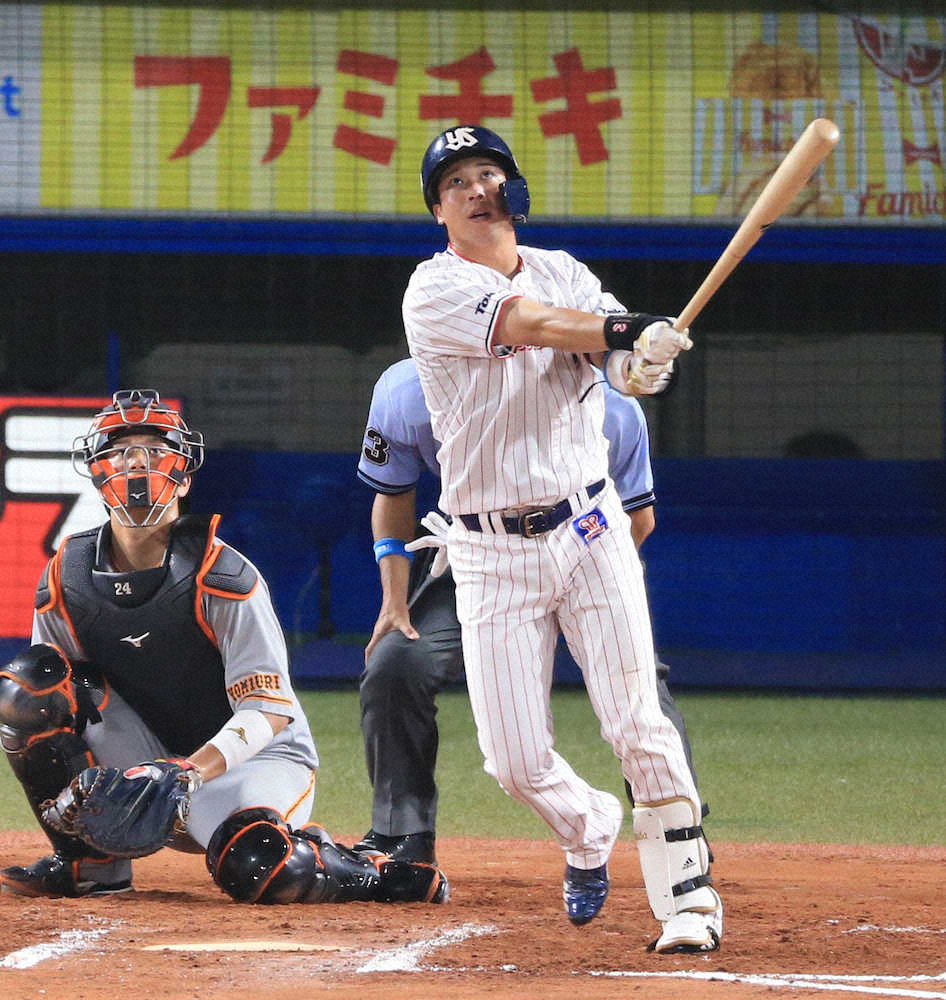 【画像・写真】ヤクルト・山田哲　バックスクリーンへ菅野から逆転2ラン　6回1失点力投の40歳・石川へ待望援護