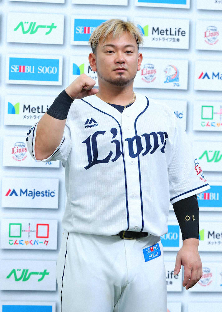 【画像・写真】＜西・ソ＞ヒーローインタビューを受けガッツポーズする森（撮影・木村　揚輔）