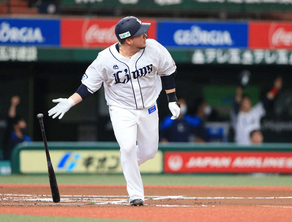 【画像・写真】＜西・ソ＞6回無死、山川は左越えにソロ本塁打を放つ（撮影・西尾　大助）