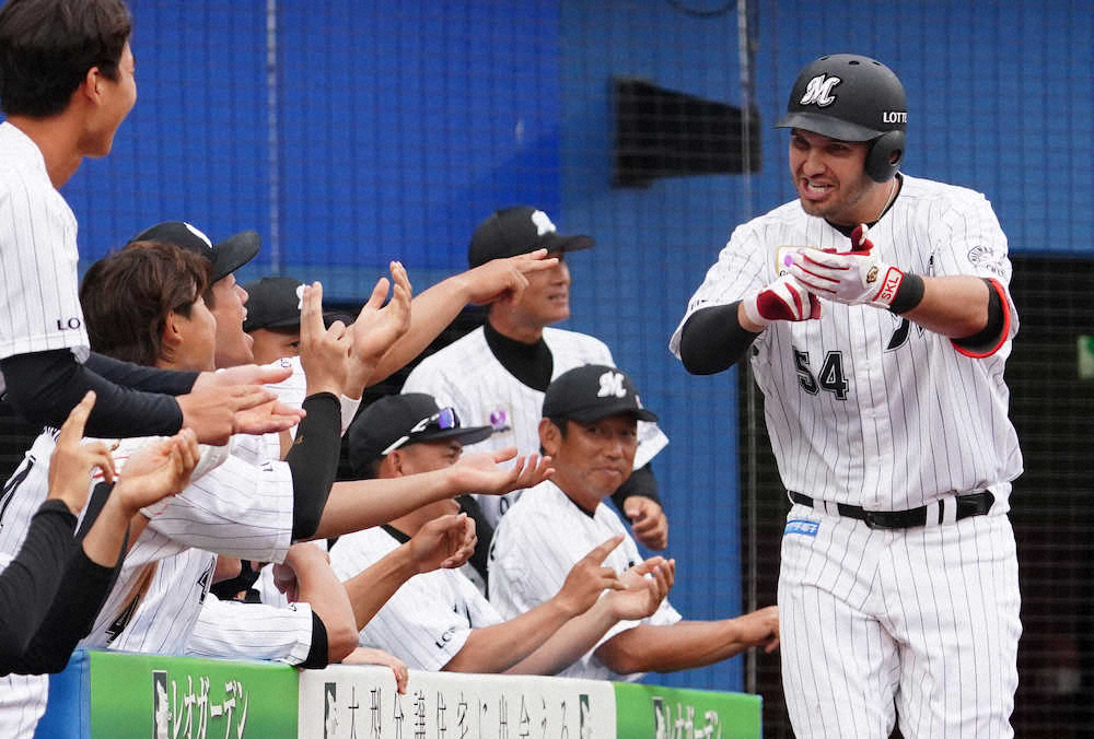 【画像・写真】＜ロ・オ＞8回、レアード（右）が中越えに勝ち越しソロを放ち、ベンチ前で恒例の寿司パフォーマンス（撮影・長久保　豊）