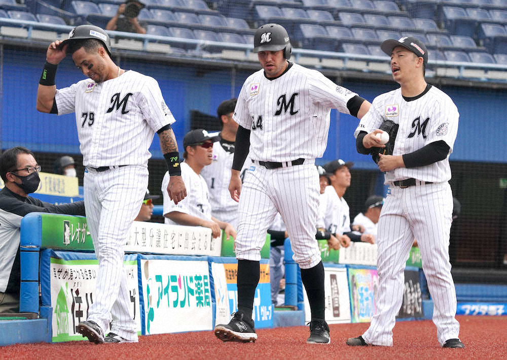 【画像・写真】＜ロ・オ＞2回裏1死満塁から田村の2点タイムリーで生還したレアードが先発の美馬にゲキ（撮影・長久保　豊）